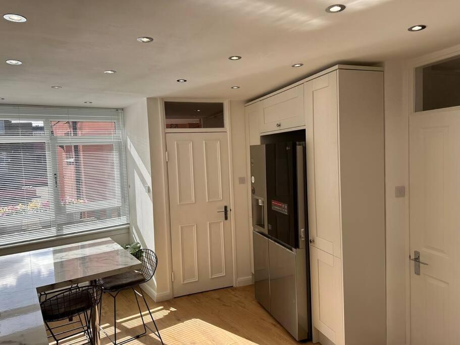 Stylish, Smart & Fun 4 Bed Home ลอนดอน ภายนอก รูปภาพ