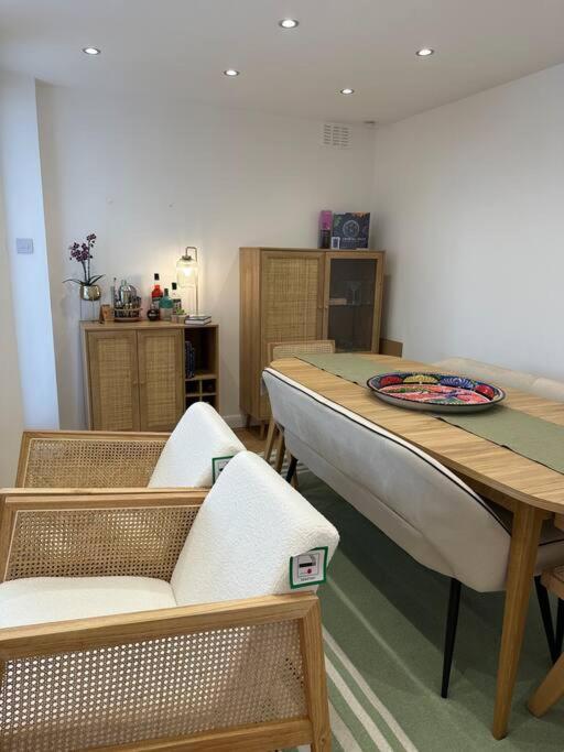 Stylish, Smart & Fun 4 Bed Home ลอนดอน ภายนอก รูปภาพ
