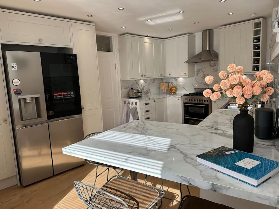 Stylish, Smart & Fun 4 Bed Home ลอนดอน ภายนอก รูปภาพ